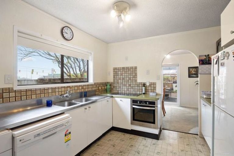 Photo of property in 1/216 Edmonton Road, Te Atatu South, Auckland, 0610