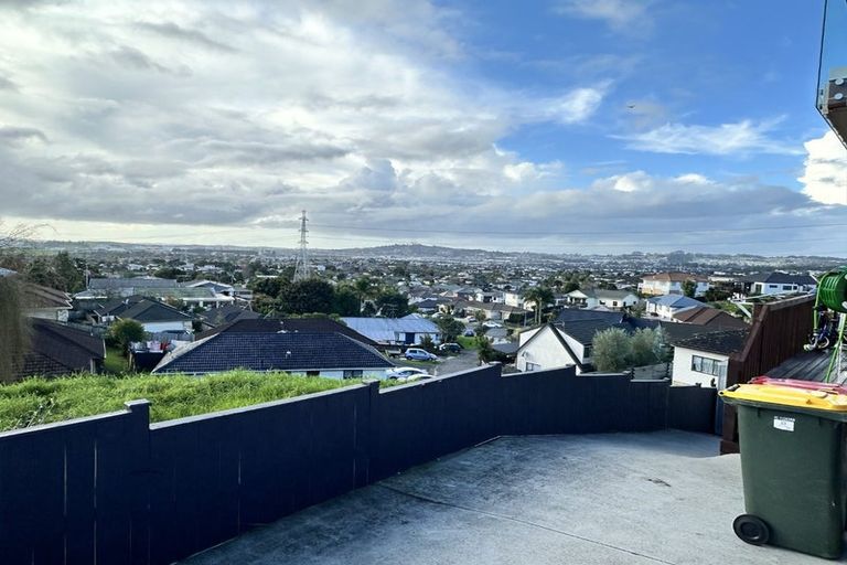 Photo of property in 23 Bartells Drive, Goodwood Heights, Auckland, 2105