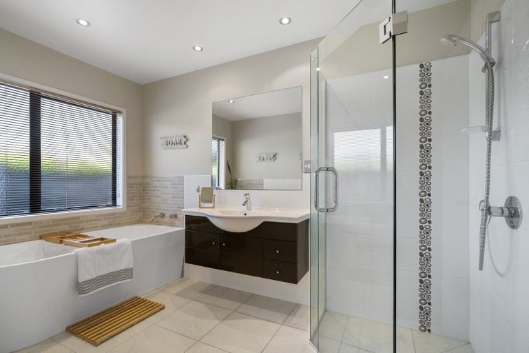 Photo of property in 39 Inverness Drive, Pyes Pa, Tauranga, 3112