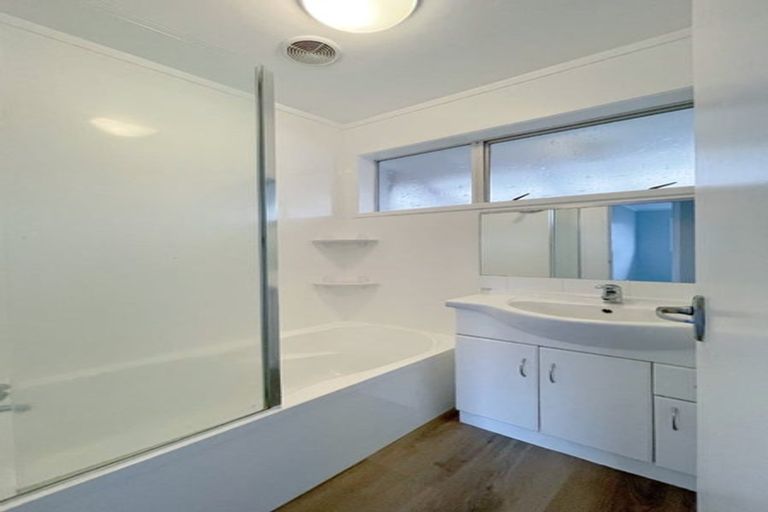 Photo of property in 2/82 Moore Street, Hillcrest, Auckland, 0627