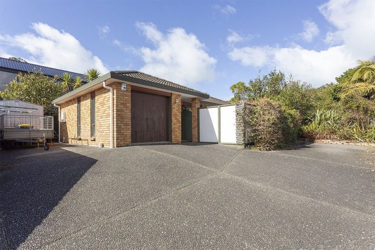 Photo of property in 4 Cliff View Drive, Green Bay, Auckland, 0604