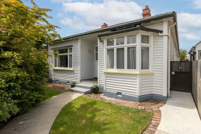 Photo of property in 114 Aikmans Road, Merivale, Christchurch, 8014