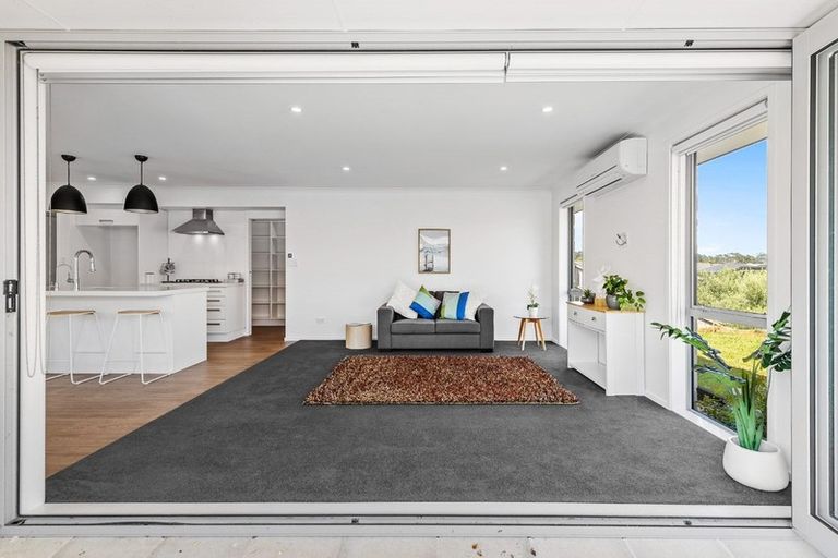 Photo of property in 14 Hooton Drive, Kumeu, 0810