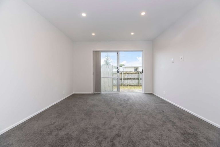 Photo of property in 11 Ingleby Place, Kelston, Auckland, 0602