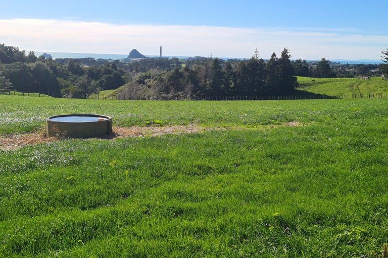 Photo of property in 568 South Road, Omata, New Plymouth, 4374