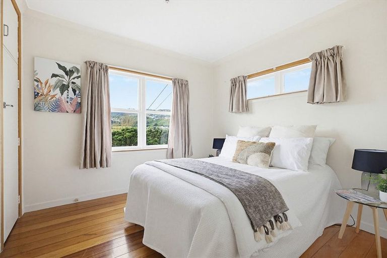 Photo of property in 9 Victory Crescent, Tawa, Wellington, 5028