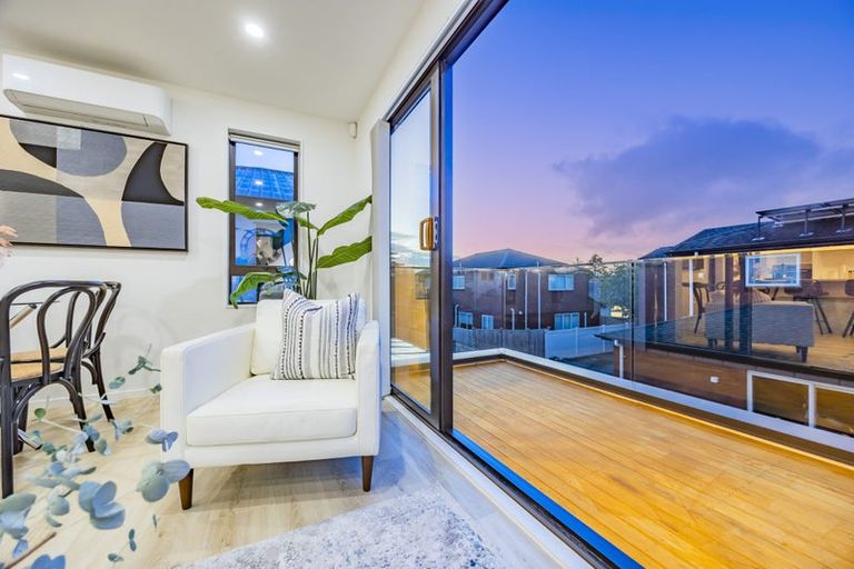 Photo of property in 3c Dawnhaven Drive, Te Atatu Peninsula, Auckland, 0610