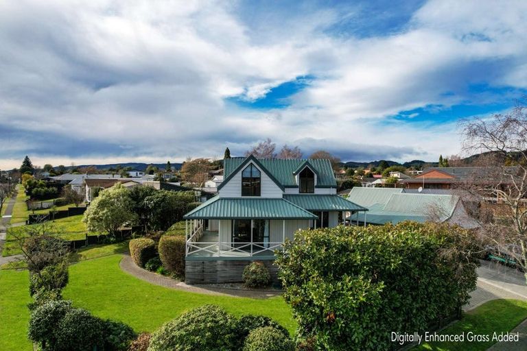 Photo of property in 2 Waitawa Place, Lynmore, Rotorua, 3010