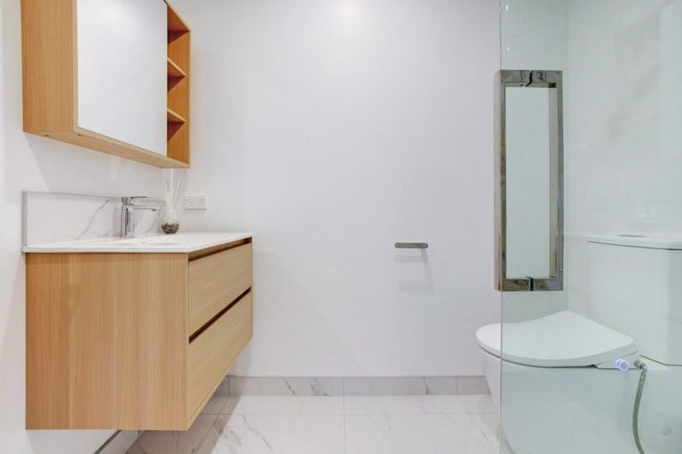 Photo of property in 1/23 Awaroa Road, Sunnyvale, Auckland, 0612