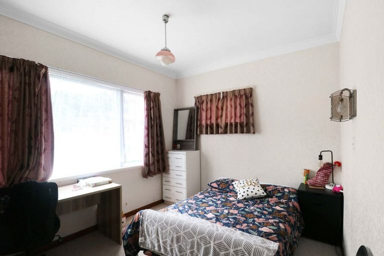 Photo of property in 104 Stokes Valley Road, Stokes Valley, Lower Hutt, 5019