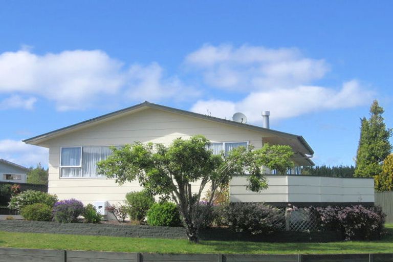 Photo of property in 332 Lake Terrace, Two Mile Bay, Taupo, 3330