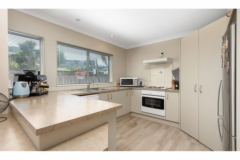 Photo of property in 2 Lysaght Place, Welcome Bay, Tauranga, 3112