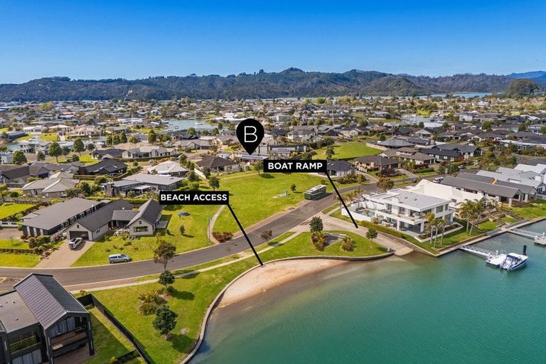 Photo of property in 18 Roseberry Place, Whitianga, 3510