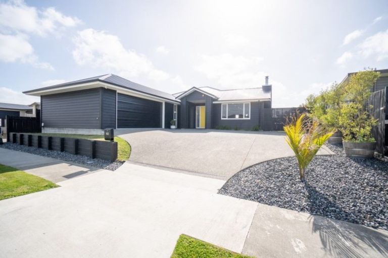 Photo of property in 103 Johnstone Drive, Fitzherbert, Palmerston North, 4410