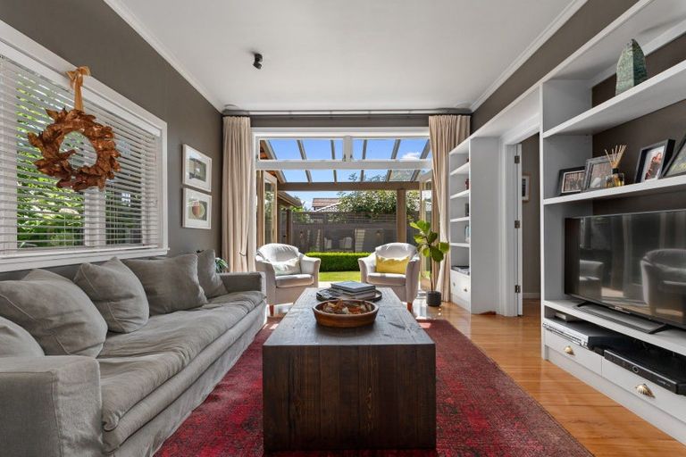 Photo of property in 247 Devonport Road, Tauranga, 3110