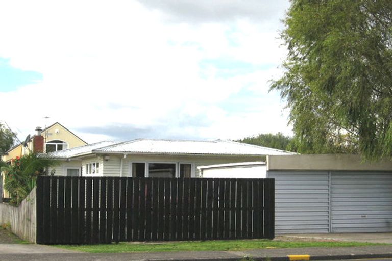 Photo of property in 717 Te Atatu Road, Te Atatu Peninsula, Auckland, 0610