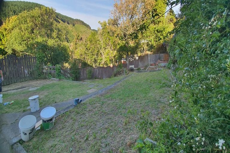 Photo of property in 37 Raroa Terrace, Tawa, Wellington, 5028