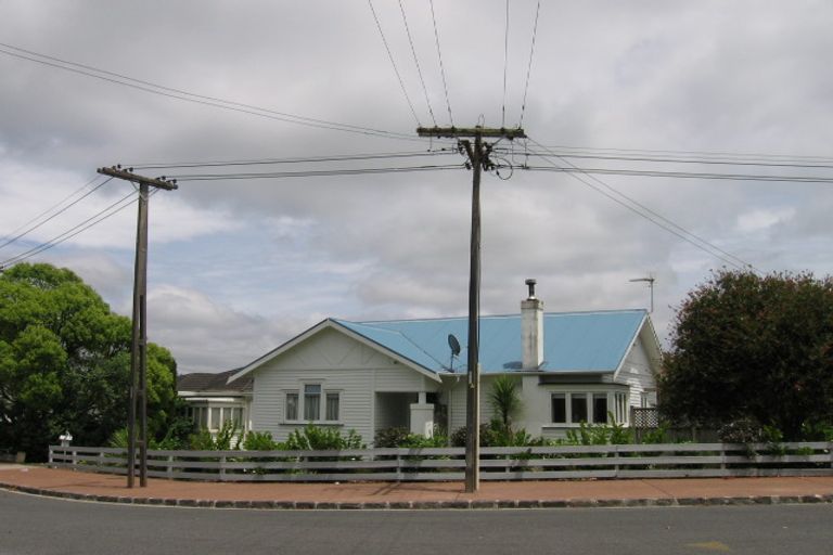 Photo of property in 10 Pasadena Avenue, Point Chevalier, Auckland, 1022