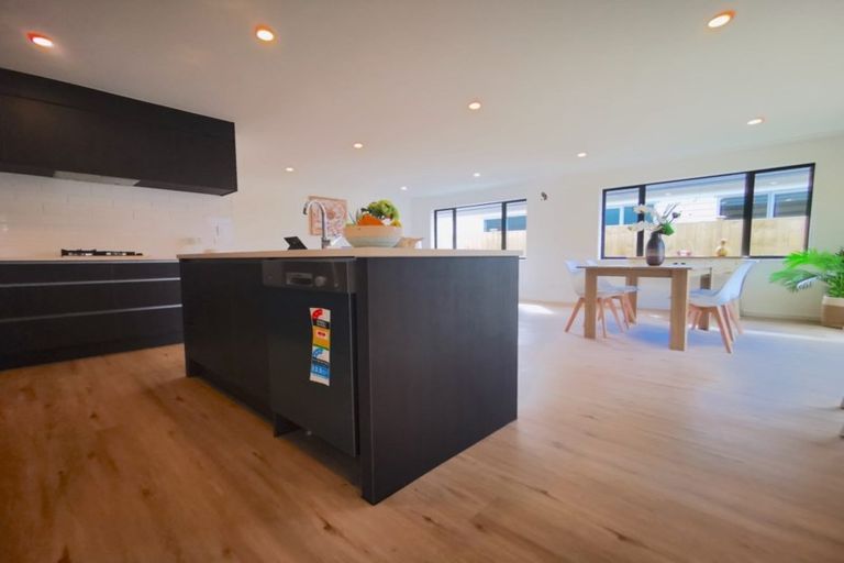 Photo of property in 12 Ropere Street, Kumeu, 0810