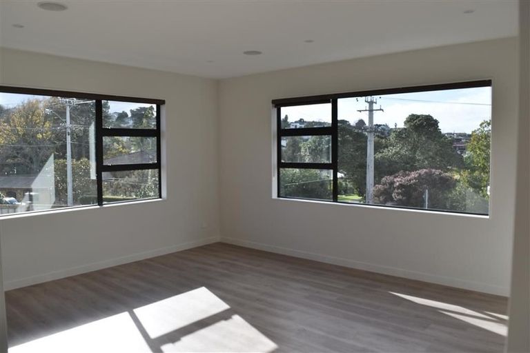 Photo of property in 18 Lyons Avenue, Murrays Bay, Auckland, 0630