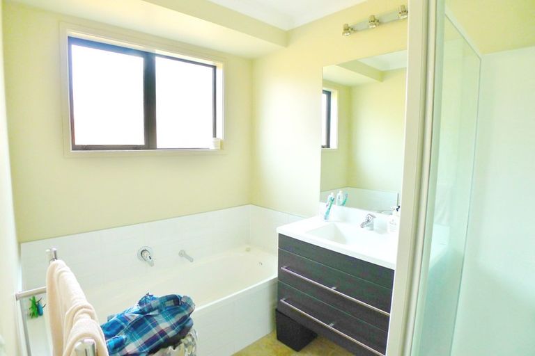 Photo of property in 2 Renata Crescent, Te Atatu Peninsula, Auckland, 0610