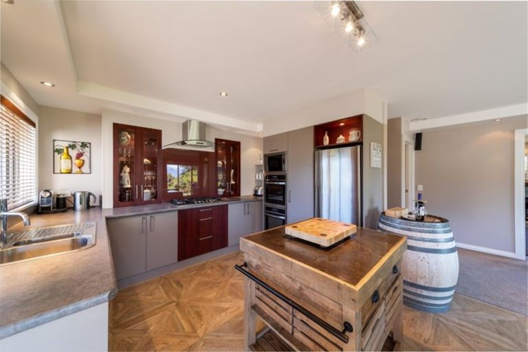 Photo of property in 14 Milward Place, Kelvin Heights, Queenstown, 9300