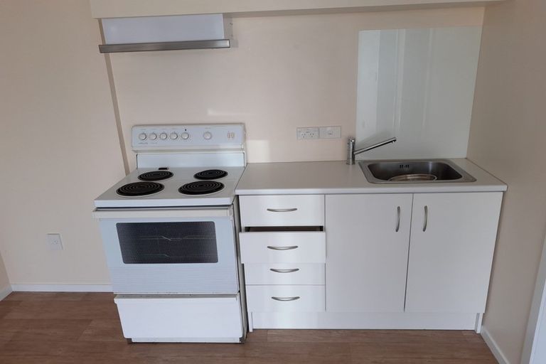 Photo of property in 6 Merville Avenue, Te Atatu South, Auckland, 0610