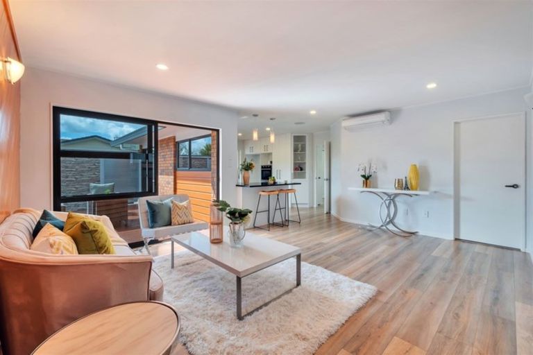 Photo of property in 14 Rhinevale Close, Henderson, Auckland, 0612