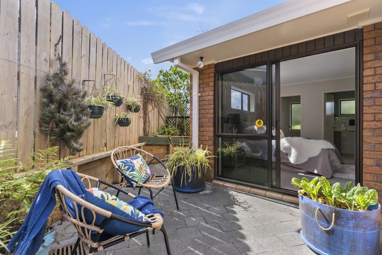 Photo of property in 17 Channing Crescent, Botany Downs, Auckland, 2010