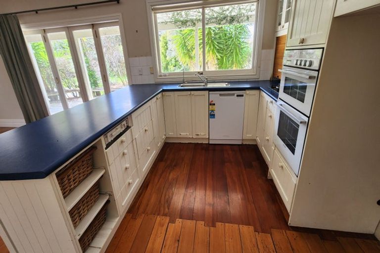 Photo of property in 186 Boord Crescent, Kumeu, 0891