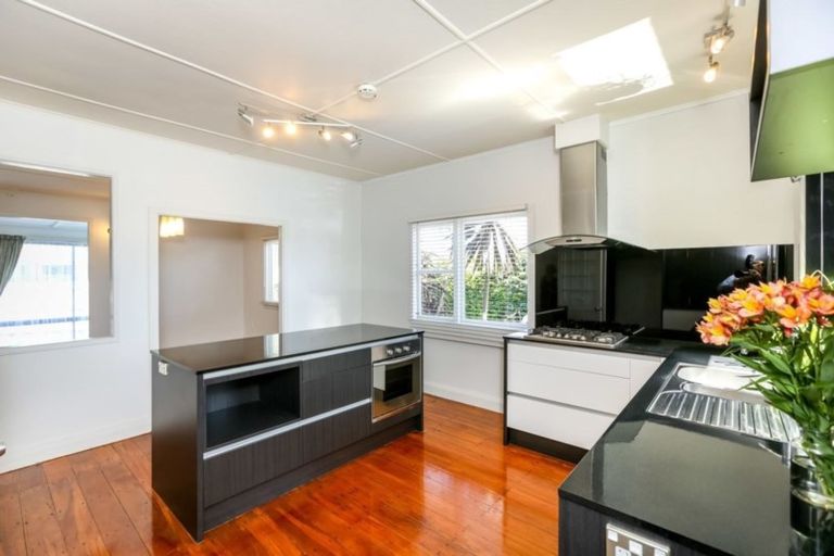 Photo of property in 421 Mangorei Road, Highlands Park, New Plymouth, 4312