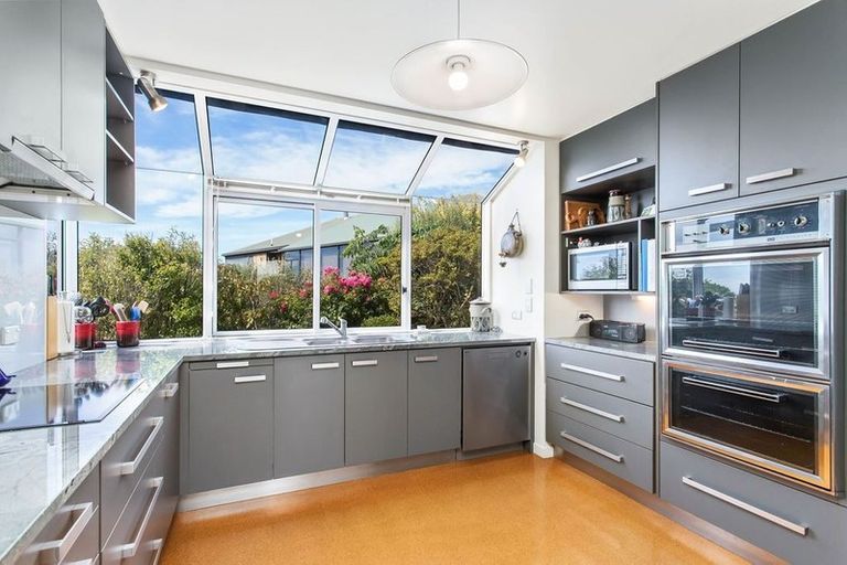 Photo of property in 12 Luxton Place, Mount Pleasant, Christchurch, 8081