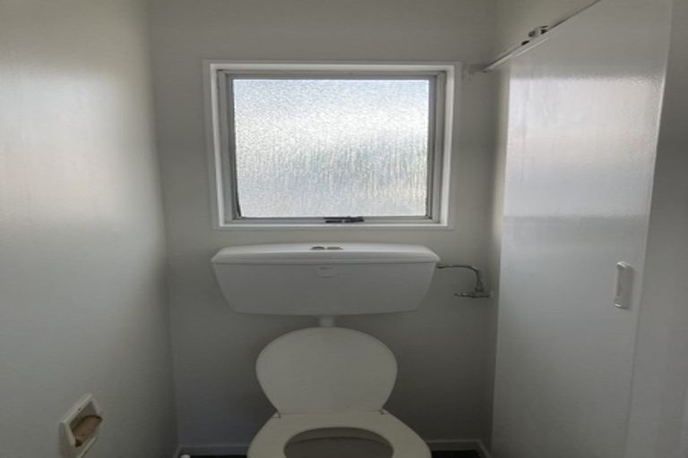 Photo of property in 2/105 Apu Crescent, Lyall Bay, Wellington, 6022