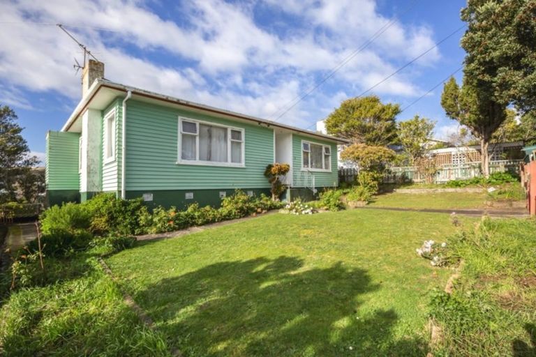 Photo of property in 21 Sievers Grove, Cannons Creek, Porirua, 5024
