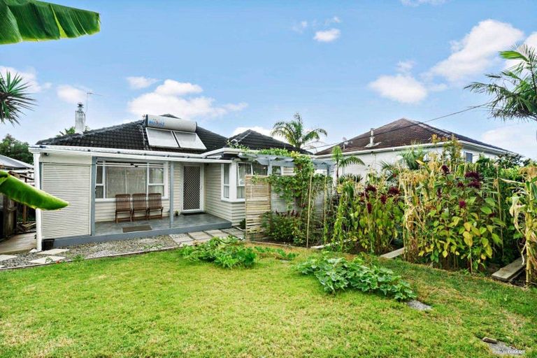 Photo of property in 1/56 Roberts Road, Glenfield, Auckland, 0629