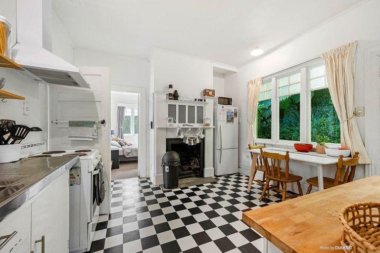 Photo of property in 10 Governor Road, Northland, Wellington, 6012