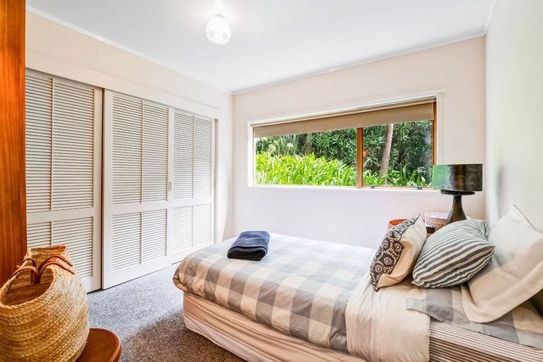 Photo of property in 10 Chelverton Terrace, Red Beach, 0932