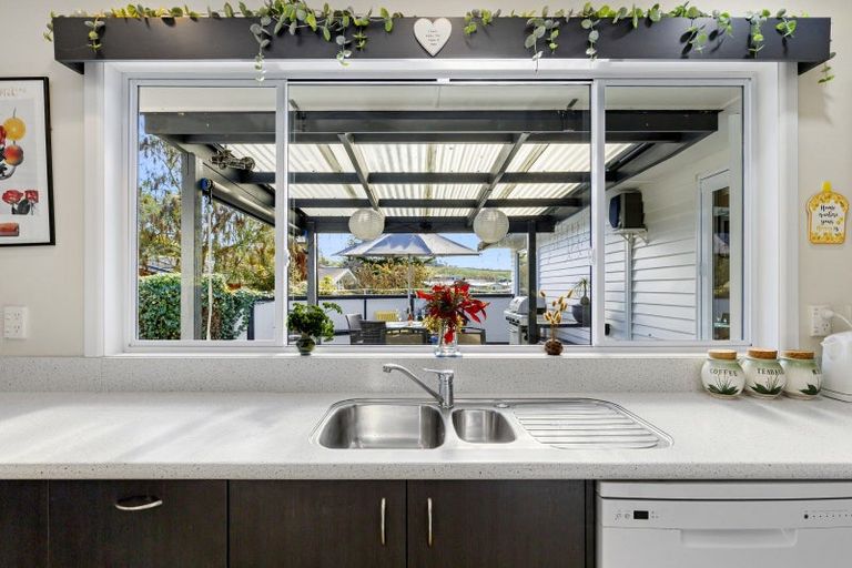 Photo of property in 11 Earle Place, Acacia Bay, Taupo, 3330