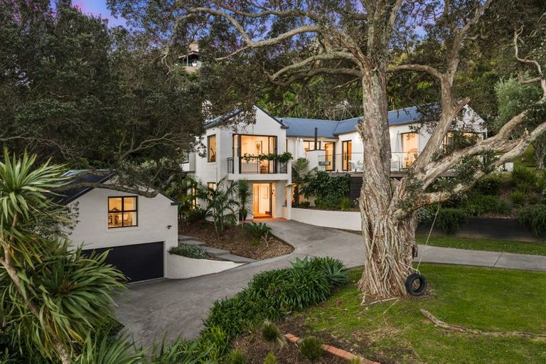 Photo of property in 10 Zita Avenue, Matakatia, Whangaparaoa, 0930