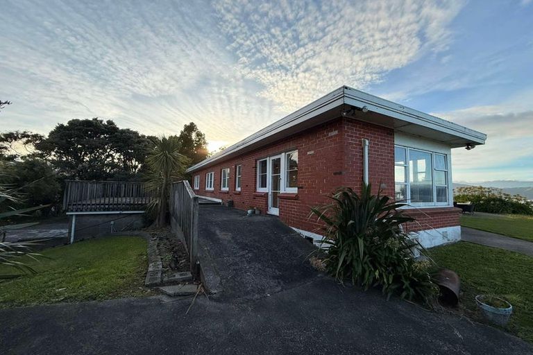 Photo of property in 17 Rakeiora Grove, Korokoro, Lower Hutt, 5012