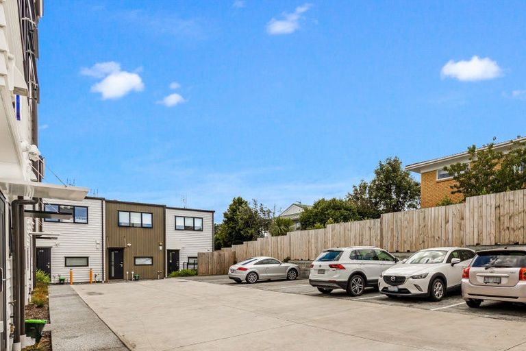 Photo of property in 4/35 Garadice Road, Rothesay Bay, Auckland, 0630