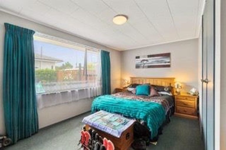 Photo of property in 70 Royal Park Drive, Parklands, Christchurch, 8083