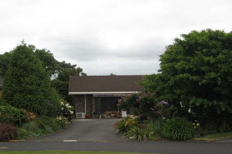 Photo of property in 8 Donegan Place, Conifer Grove, Takanini, 2112