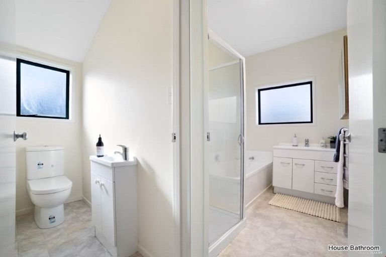 Photo of property in 28 Graham Collins Drive, Windsor Park, Auckland, 0632