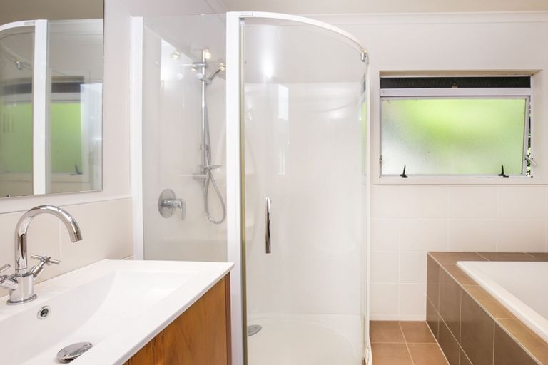 Photo of property in 2/52 West Lynn Road, Titirangi, Auckland, 0604