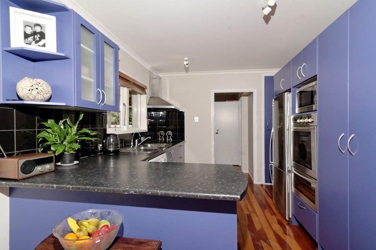 Photo of property in 7 Rixon Place, Te Atatu Peninsula, Auckland, 0610
