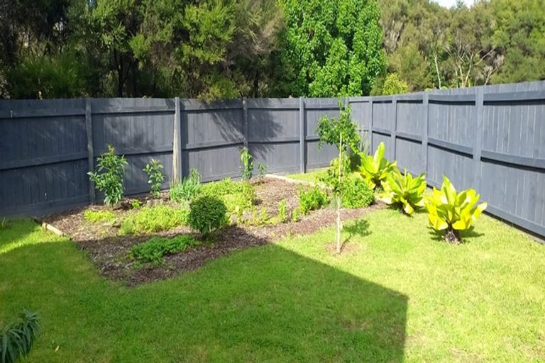 Photo of property in 2 Meenas Place, Cable Bay, 0420