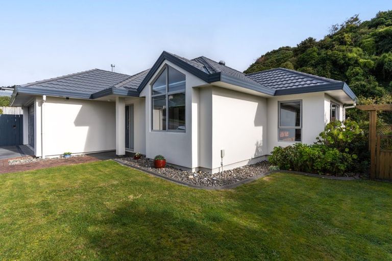 Photo of property in 212 Westchester Drive, Churton Park, Wellington, 6037
