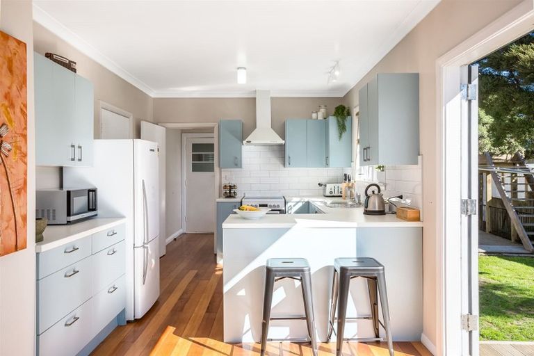 Photo of property in 44 Grays Road, Plimmerton, Porirua, 5026