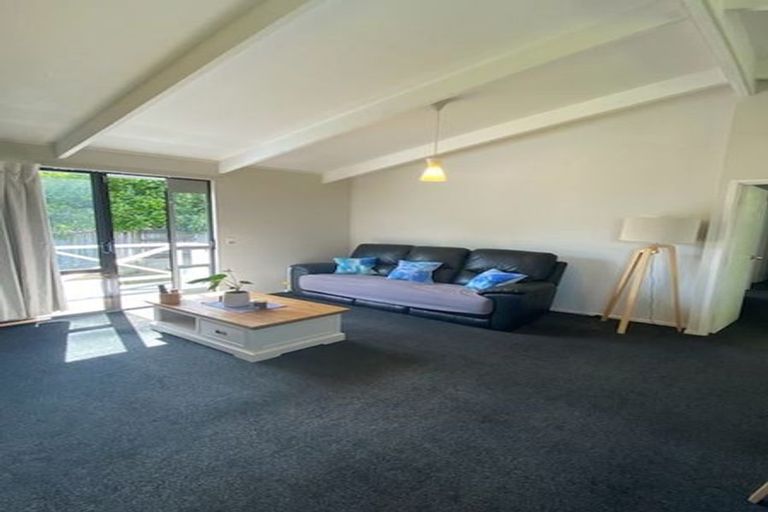 Photo of property in 2/14 Thalia Place, Totara Vale, Auckland, 0629